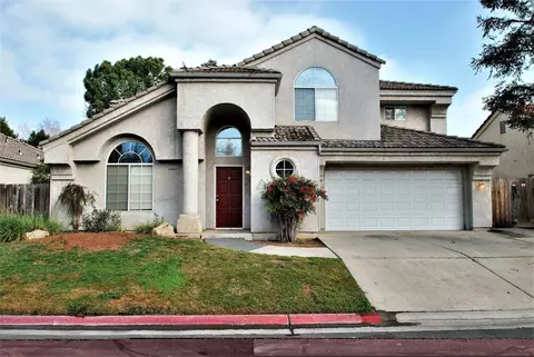 9504 N Whitehouse Dr, Fresno, CA 93720