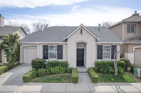 32 W Barcelona Ln, Clovis, CA 93619
