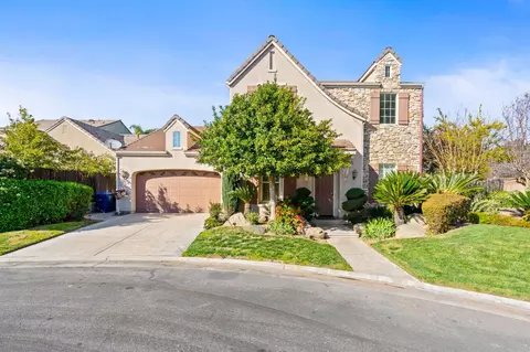 13 W Everglade Ave, Clovis, CA 93619