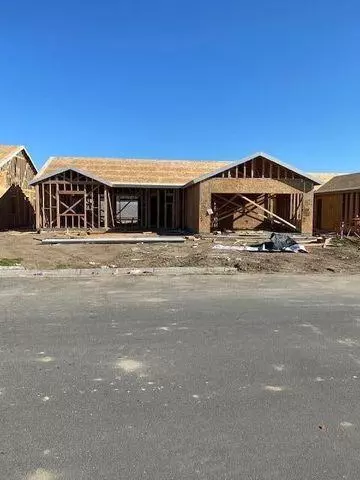 1142 S Creekside Pl W, Porterville, CA 93257