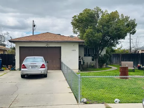 1225 P St, Sanger, CA 93657