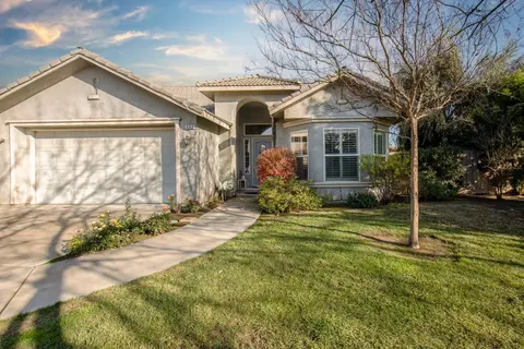 562 S Kenneth Ave, Kerman, CA 93630