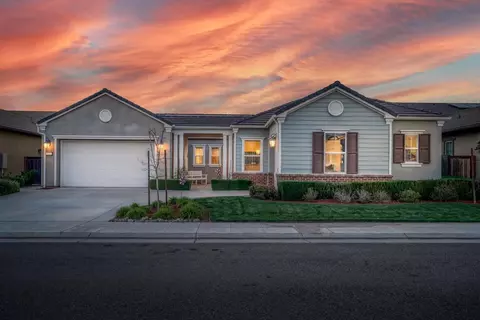 301 Pinnacle Dr W, Madera, CA 93636