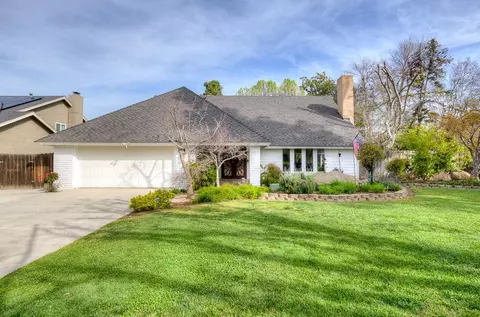 2752 W Dovewood Ln, Fresno, CA 93711