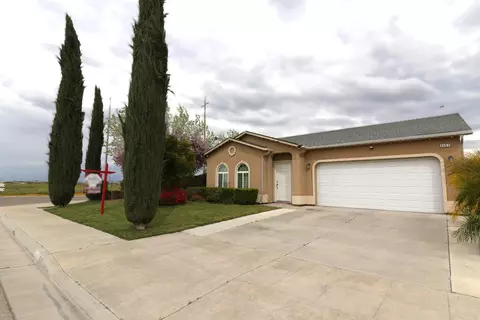 8462 Sierra Ave, Parlier, CA 93648