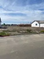1153 S Creekside Pl E, Porterville, CA 93257
