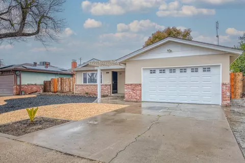 841 W Santa Ana Ave, Clovis, CA 93612