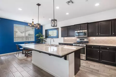 3976 Pontiac Ave, Clovis, CA 93619