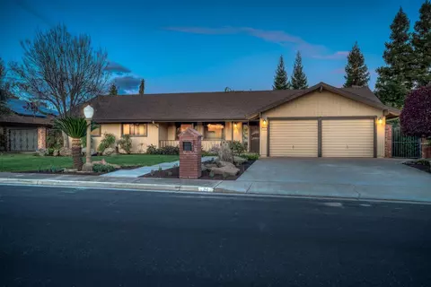 34 Fairbanks Ave, Sanger, CA 93657
