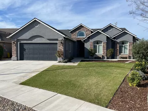 2703 7th Avenue Dr, Kingsburg, CA 93631