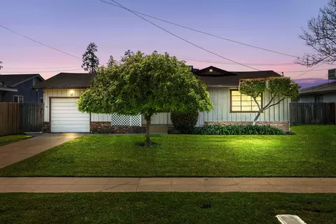 1609 W Hampton Way, Fresno, CA 93705