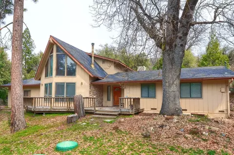 51973 Montgomery Dr, Oakhurst, CA 93644