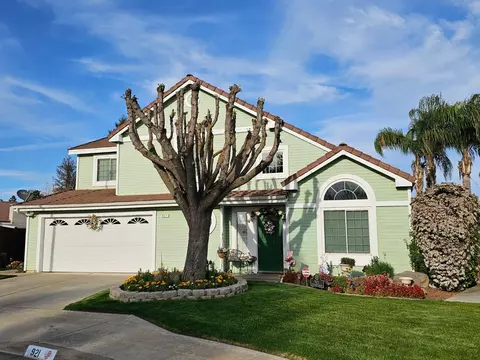 921 N Homsy Ave, Clovis, CA 93611