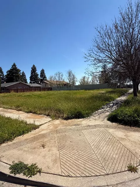 1 Monterey St, Madera, CA 93637