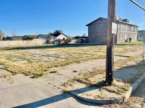1122 7th St, Sanger, CA 93657