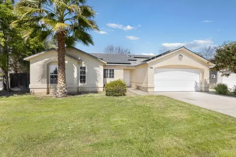 632 6th St, Sanger, CA 93657