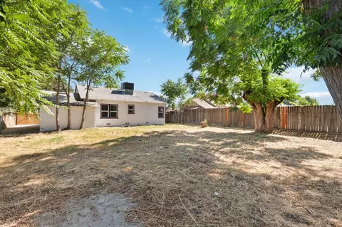 Exterior - 4139 E Hedges Ave, Fresno, CA 93703 photo 6 of 7