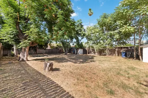 Exterior - 4139 E Hedges Ave, Fresno, CA 93703 photo 4 of 7
