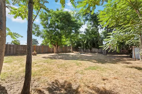 Exterior - 4139 E Hedges Ave, Fresno, CA 93703 photo 3 of 7