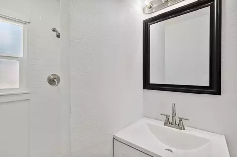 Bath - 4139 E Hedges Ave, Fresno, CA 93703 photo 1 of 2