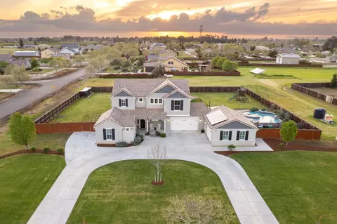 3887 N Condor Ct, Sanger, CA 93657