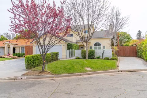 1645 E Deyoung Dr, Fresno, CA 93720