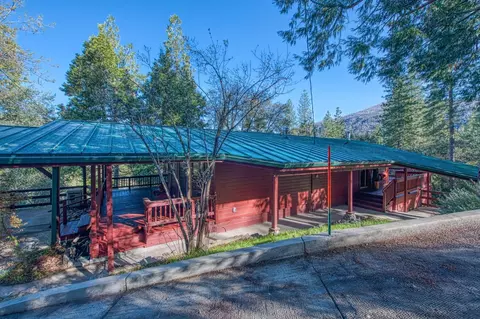 44624 Manzanita Dr, Oakhurst, CA 93644