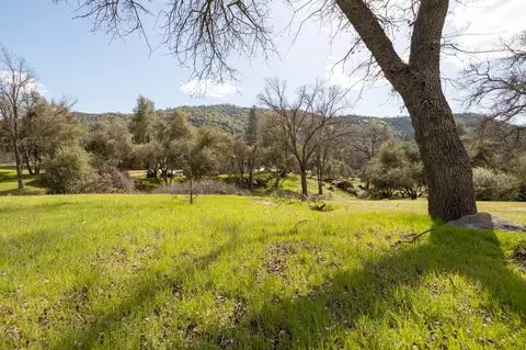141 Indian Rock Rd, Ahwahnee, CA 93601