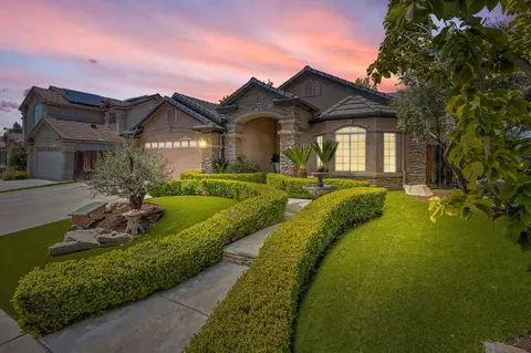 882 N Mcarthur Ave, Clovis, CA 93611