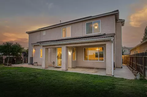 Exterior - 1051 N Coventry Ave, Clovis, CA 93611 photo 5 of 8