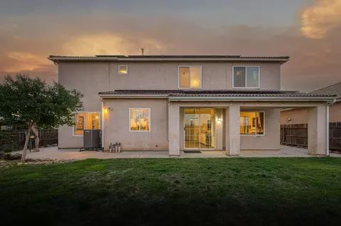 Exterior - 1051 N Coventry Ave, Clovis, CA 93611 photo 8 of 8