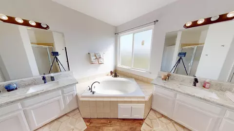 Bath - 1051 N Coventry Ave, Clovis, CA 93611 photo 2 of 7