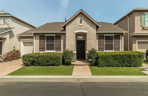 735 W Brittany Ln, Clovis, CA 93619