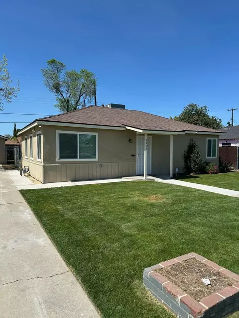 2103 Mayfair Dr E, Fresno, CA 93703