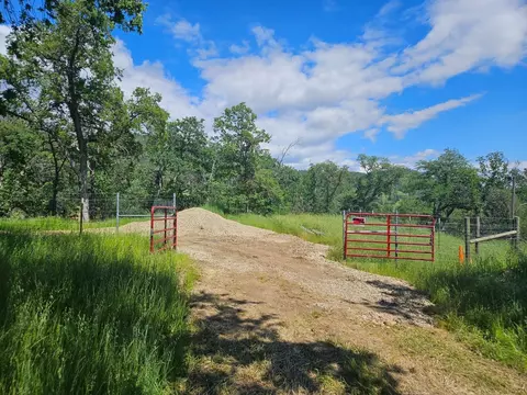 29296 S Forty Ranch Ln, Tollhouse, CA 93667