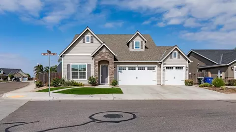 2568 La Canada, Clovis, CA 93619