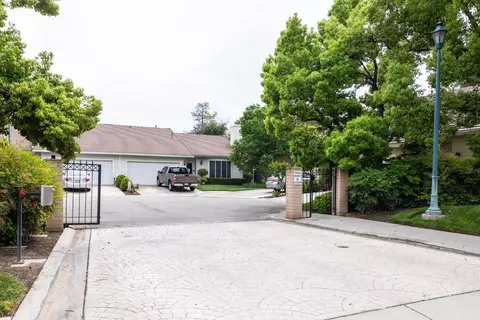 510 Village Ct, Dinuba, CA 93618
