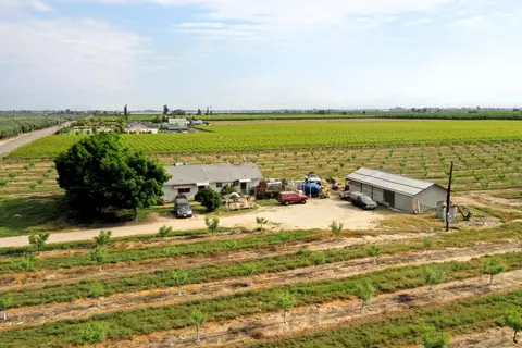 2512 S Highland Ave, Sanger, CA 93657