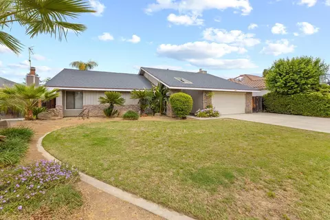 665 E Davis Dr, Dinuba, CA 93618