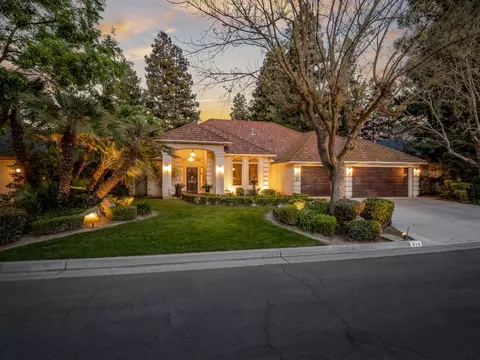 810 E Country View Cir, Fresno, CA 93730