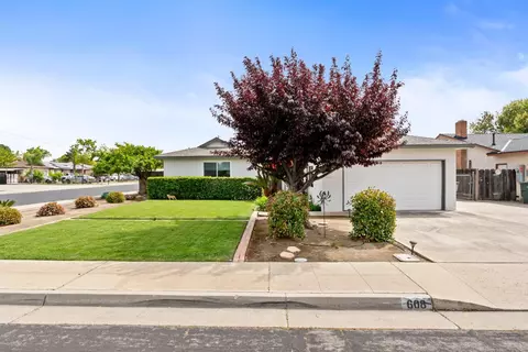 608 W Norwich Ave, Clovis, CA 93612