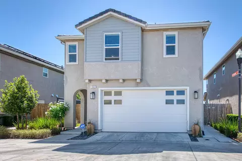 1992 Kelly Ln, Clovis, CA 93611