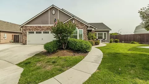4008 Rall Ave, Clovis, CA 93619