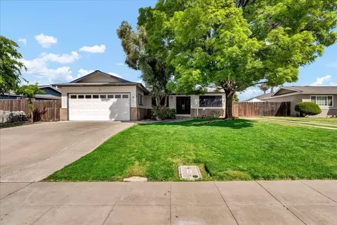 30 S Cambridge Dr, Lemoore, CA 93245