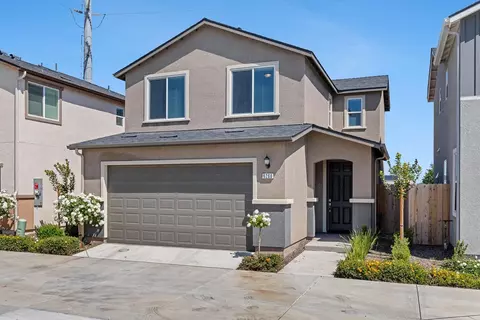 6260 E Malbec Dr, Fresno, CA 93727