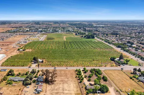 8175 E Shaw Ave, Clovis, CA 93619 photo 1