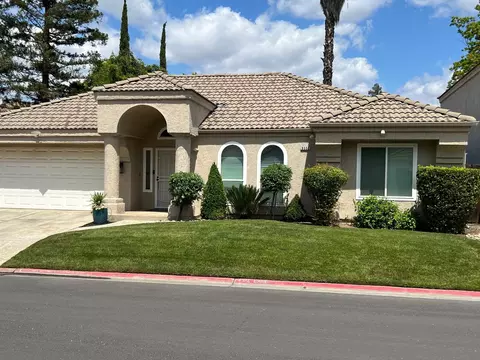 9552 N Whitehouse Dr, Fresno, CA 93720