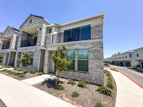 564 N Chapel Hill Ln, Clovis, CA 93612
