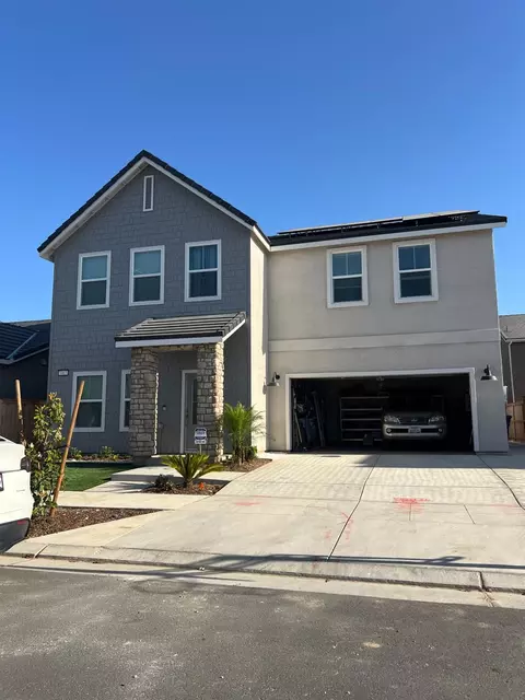1063 Plum Tree Ave, Clovis, CA 93619