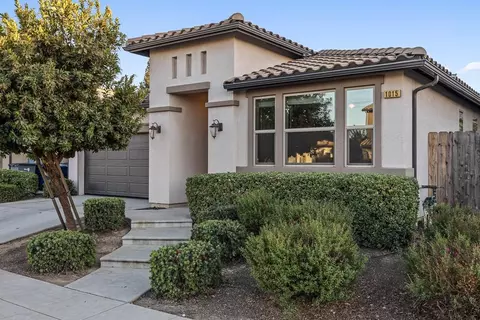 1015 E Carnoustie Ave, Fresno, CA 93730